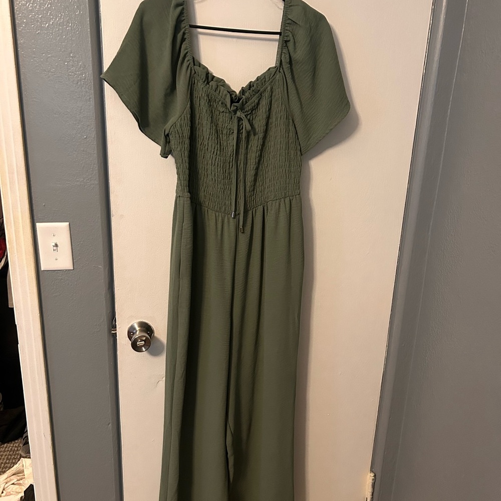 Elegant Green Women's Romper w/ Pockets